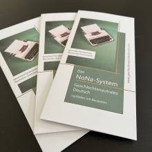 Drei Folder, auf denen steht: "Das NoNa-System - Geschlechtsneutrales Deutsch"